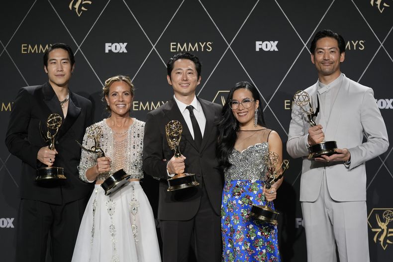 Young Mazino, de izquierda a derecha, Maria Bello, Steven Yeun, Ali Wong, y Joseph Lee, ganadores del premio a mejor serie limitada, antología o película para televisión por Beef, posan en la sala de prensa en la 75a edición de los Premios Emmy el lunes 15 de enero de 2024 en el Teatro Peacock de Los Ángeles. (Foto AP/Ashley Landis)