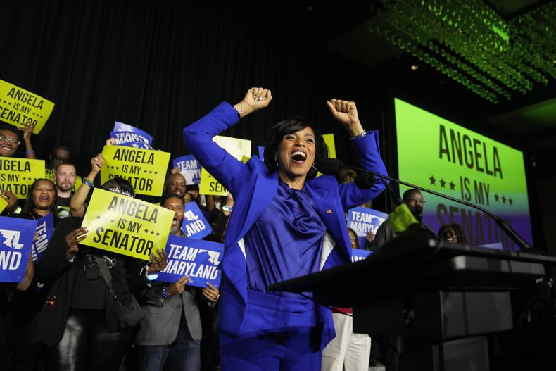 La candidata demócrata al Senado por Maryland, Angela Alsobrooks, anima durante un acto en la noche electoral, el 5 de noviembre de 2024, en College Park, Maryland. (AP Foto/Jess Rapfogel)