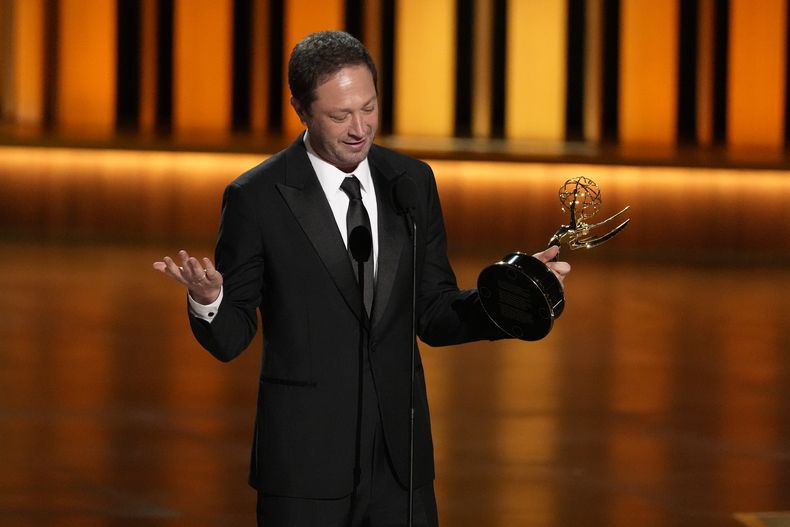 Ebon Moss-Bachrach recibe el premio a mejor actor de reparto en una serie de comedia por The Bear en la 75ª edición de los Premios Emmy el lunes 15 de enero de 2024 en el Peacock Theatre de Los Ángeles. (Foto AP/Chris Pizzello)