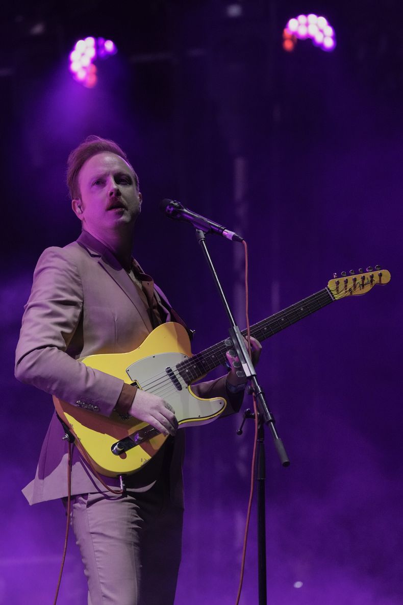 El vocalista Alex Trimble de Two Door Cinema Club durante su concierto en el festival Corona Capital de la Ciudad de México el viernes 17 de noviembre de 2023. (Foto AP/Eduardo Verdugo)