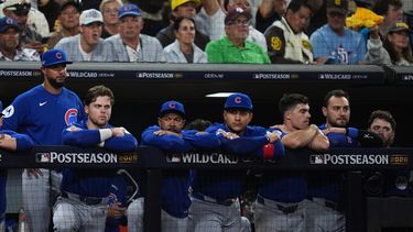 Los Cachorros de Chicago observan desde la cueva el segundo juego de la serie de comodines ante los Padres de San Diego, el miércoles 30 de septiembre de 2026 (AP Foto/Gregory Bull)