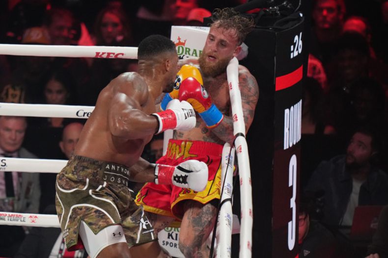 Anthony Joshua en acción ante Jake Paul durante su combate de peso pesados el viernes 19 de diciembre del 2025. (AP Foto/Lynne Sladky)