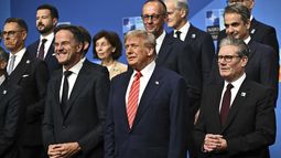De izquierda a derecha, el secretario general de la OTAN, Mark Rutte, el presidente estadounidense Donald Trump y el primer ministro británico, Keir Starmer, posan con líderes de países miembros de la OTAN en la cumbre de la alianza en La Haya, Holanda, el miércoles 25 de junio de 2025. (Ben Stansall/Pool Foto vía AP)