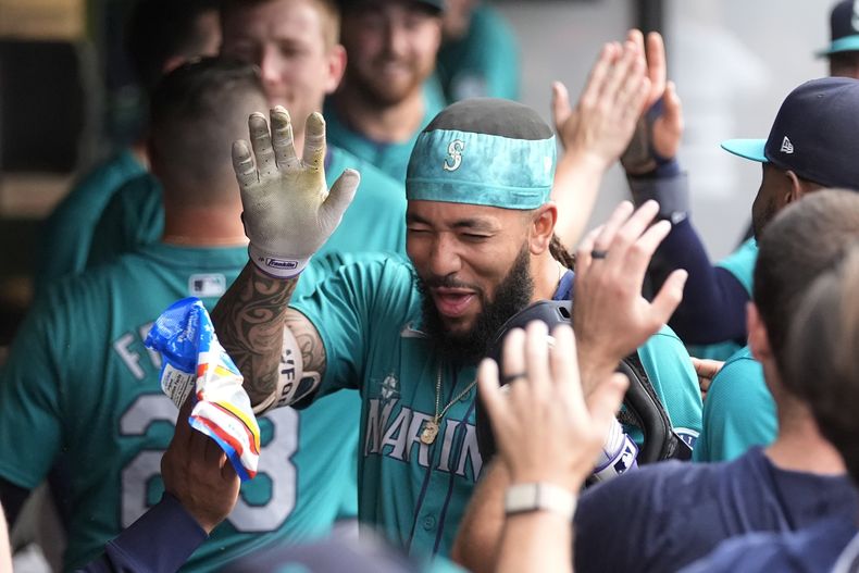 J.P. Crawford, de los Marineros de Seattle, festeja en la cueva luego de batear un jonrón en el duelo ante los Guardianes de Cleveland, el martes 18 de junio de 2024 (AP Foto/Sue Ogrocki)