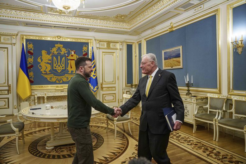 El enviado especial de Estados Unidos para Ucrania y Rusia, Keith Kellogg, derecha, estrecha la mano del presidente ucraniano Volodymyr Zelenskyy durante su reunión el 20 de febrero de 2025, en Kiev, Ucrania. (AP Foto/Evgeniy Maloletka)