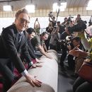 Conan OBrien, presentador de la 97ª edición de los Premios de la Academia del domingo, ayuda a desenrollar la alfombra roja para el espectáculo en el Dolby Theatre el miércoles 26 de febrero de 2025 en Los Ángeles. (Foto AP/Chris Pizzello)