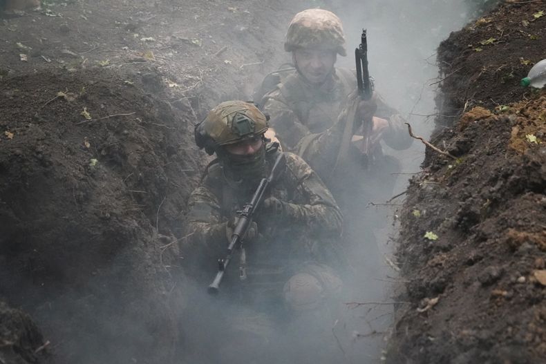 Soldados ucranianos durante unos ejercicios de entrenamiento en un sitio no divulgado en la región de Járkiv, Ucrania, el lunes 22 de julio de 2024. (AP Foto/Andrii Marienko)