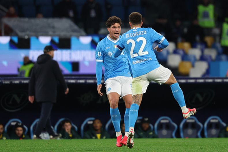 Giovanni Di Lorenzo (derecha) celebra tras marcar el segundo gol de Napoli en el empate contra Hellas Verona, el miércoles 7 de enero de 2026, en Nápoles. (Alessandro Garofalo/LaPresse vía AP)