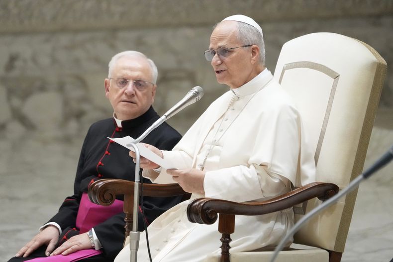 El papa León XIV lee un mensaje durante su audiencia semanal general, en el Vaticano, el 27 de agosto de 2025. (AP Foto/Gregorio Borgia)