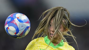 La futbolista brasileña Priscila mira la pelota durante un partido de semifinales entre Brasil y España en la competición femenina de fútbol de los Juegos Olímpicos de 2024 el martes 6 de agosto de 2024, en el estadio de Marsella, en Francia. (AP Foto/Julio Cortez)