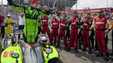 El piloto de Rahal Letterman Lanigan Racing, Christian Lundgaard celebra frente a su equipo tras la victoria en la Honda IndyCar en Toronto el domingo 16 de julio del 2023. (Frank Gunn/The Canadian Press via AP)