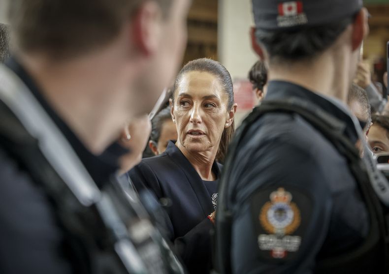 ARCHIVO - La presidenta mexicana, Claudia Sheinbaum, llega a Calgary, Alberta, el 16 de junio de 2025, para asistir a la reunión de líderes del G7, que se celebra en Kananaskis, Alberta. (Jeff McIntosh/The Canadian Press vía AP)