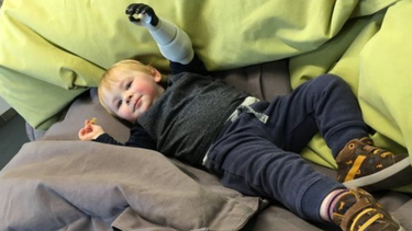 el padre que no paro hasta que logro disenar e imprimir un brazo para su bebe