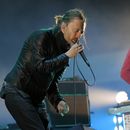 ARCHIVO - Thom Yorke, a la izquierda, y Jonny Greenwood de Radiohead actúan durante el concierto principal de la banda en el Festival de Música y Artes de Coachella Valley en Indio, California el 14 de abril de 2012. (Foto AP/Chris Pizzello, archivo)