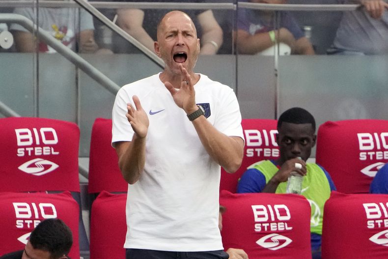 Gregg Berhalter director técnico de los Estados Unidos emite sus indicaciones desde la zona técnica durante el partido amistoso ante Uzbekistán. Sábado 9 de septiembre de 2023, en San Luis. (AP Foto/Jeff Roberson)