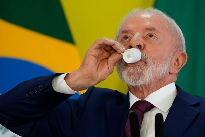 El presidente brasileño Luiz Inácio Lula da Silva toma un sorbo de café durante una rueda de prensa en Brasilia el 18 de diciembre del 2025. . (AP foto/Eraldo Peres)