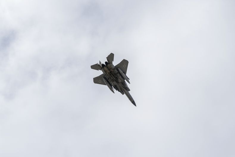 Un avión de combate israelí vuela sobre Beirut durante el funeral del antiguo líder del grupo político-paramilitar libanés Hezbollah, Hassan Nasrallah, y de su primo y sucesor, Hashem Safieddine, en Beirut, Líbano, el domingo 23 de febrero de 2025. (AP Foto/Bilal Hussein)