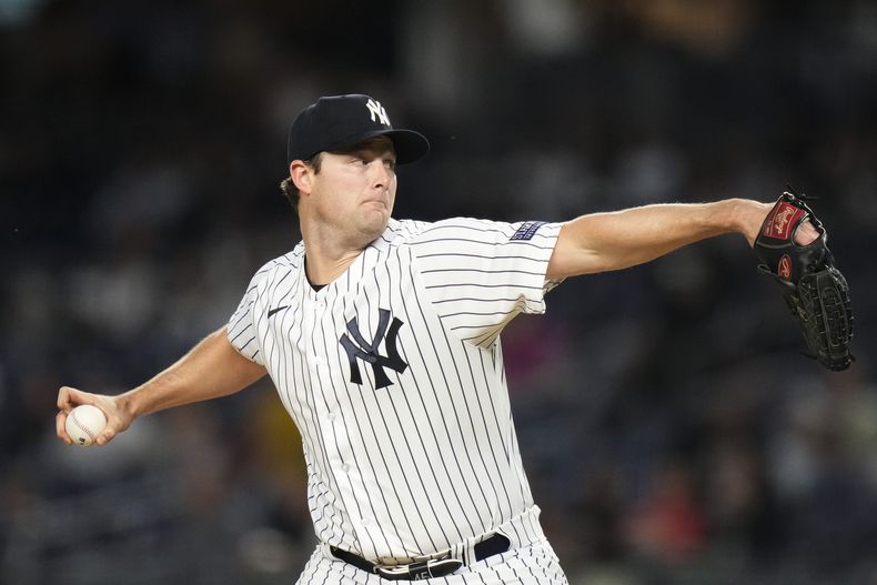 Gerrit Cole, de los Yanquis de Nueva York, lanza en el juego del jueves 21 de septiembre de 2023, ante los Azulejos de Toronto (AP Foto/Frank Franklin II)