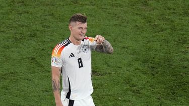El alemán Toni Kroos aplaude a los aficionados al final del encuentro de octavos de final de la Eurocopa ante Dinamarca el sábado 29 de junio del 2024. (AP Foto/Hassan Ammar)