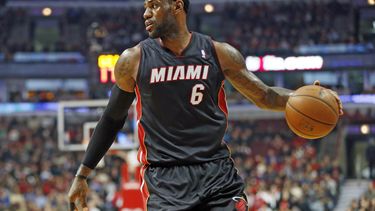 americateve | El jugador del Heat de Miami, LeBron James, busca pasar el bal&oacute;n en un partido contra los Bulls de Chicago el jueves, 5 de diciembre de 2013, en Chicago. (AP Photo/Kamil Krzaczynski)
