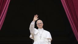 El papa León XIV se asoma al balcón central de la basílica de San Pedro en el Vaticano para bendecir a la multitud en la plaza, el 11 de mayo de 2025. (AP Foto/Gregorio Borgia)
