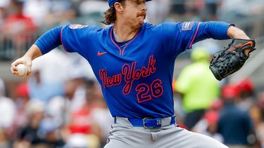 El lanzador de los Mets de Nueva York, Nolan McLean, realiza un lanzamiento hacia un bateador de los Bravos de Atlanta durante la primera entrada de un partido de béisbol, el domingo 5 de julio de 2026, en Atlanta. (Foto AP/Erik S. Lesser)