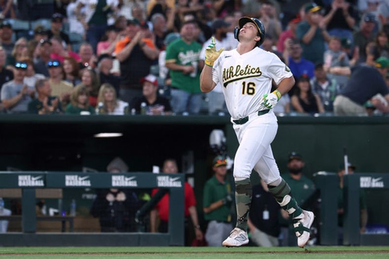 Nick Kurtz, de los Atléticos, recorre los senderos luego de conseguir un jonrón ante los Gigantes de San Francisco, el viernes 15 de mayo de 2026 (AP Foto/Sara Nevis)