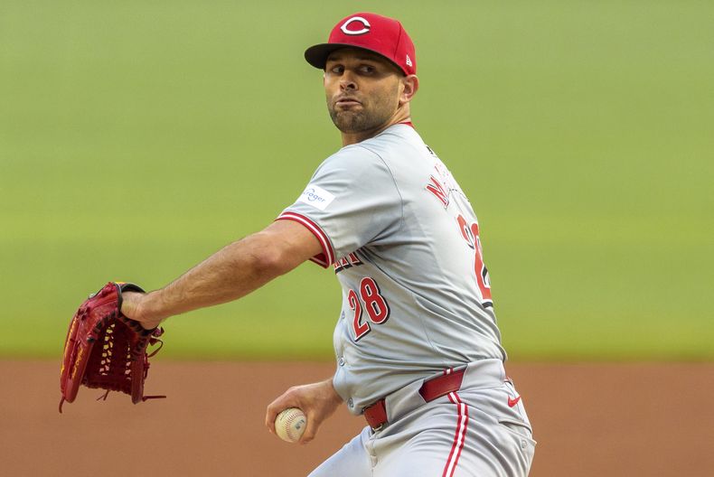 El pitcher de los Rojos de Cincinnati Nick Martinez lanza en la primera entrada ante los Bravos de Atlanta el lunes 9 de septiembre del 2024. (AP Foto/Jason Allen)
