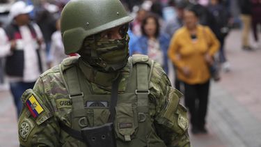 Militares patrullan a las afueras del palacio presidencial durante el estado de excepción en Quito, Ecuador, el martes 9 de enero de 2024. El país ha registrado una secuencia de ataque después de que el gobierno decretara estado de excepción, tras la presunta fuga de la cárcel de un peligroso líder de un grupo crimina. (AP Foto/Dolores Ochoa)