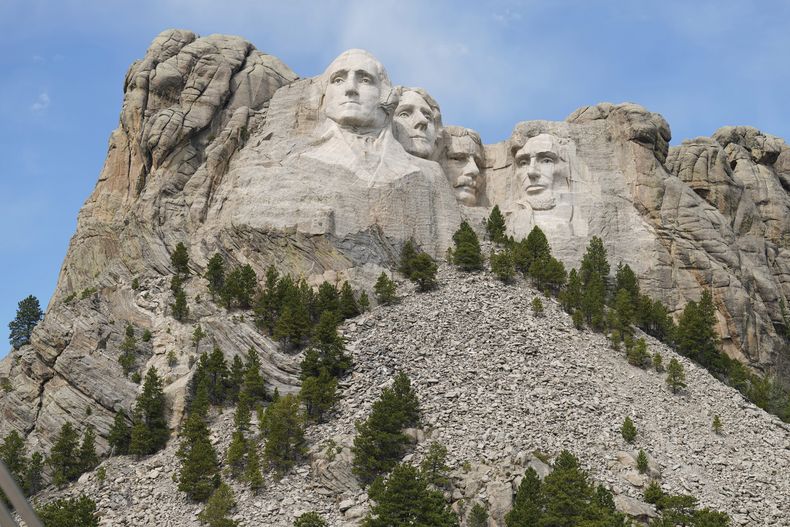 ARCHIVO – Una enorme escultura tallada en el monte Rushmore muestra a los presidentes estadounidenses George Washington, Thomas Jefferson, Theodore Roosevelt y Abraham Lincoln en el Monumento Nacional del Monte Rushmore, el jueves 21 de septiembre de 2023, en Keystone, Fakota del Sur. (AP Foto/David Zalubowski, Archivo)