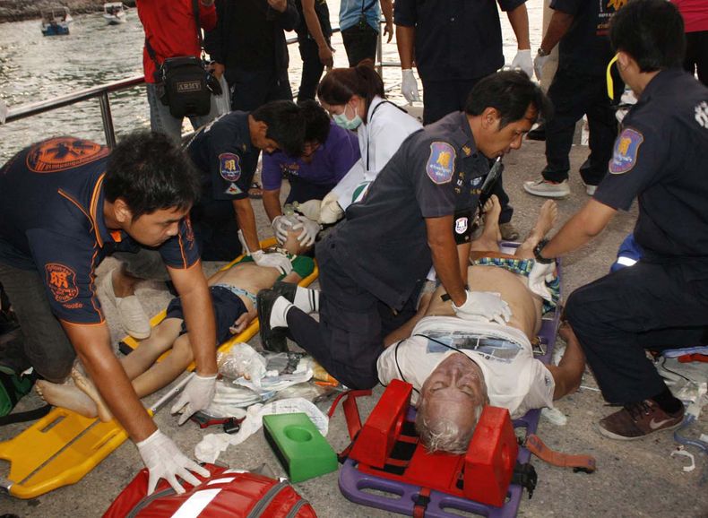 Rescatistas audioian a los turistas cuando un ferry se accident&oacute; en un atracadero de Pattaya, en el sureste de Tailand&iacute;a, el domingo 3 de noviembre de 2013. Seis turistas, entre ellos dos rusos y un chino, perecieron cuando un ferry sobrecar