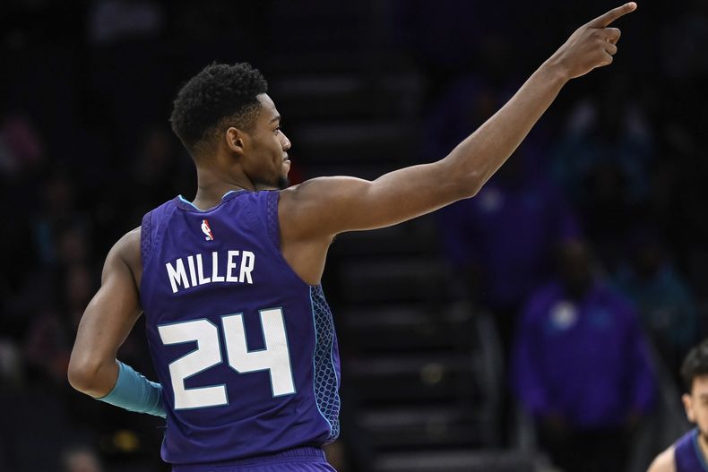 Brandon Miller, alero de los Hornets de Charlotte, festeja durante el duelo ante los Hawks de Atlanta, el miércoles 14 de febrero de 2024 (AP Foto/Matt Kelley)