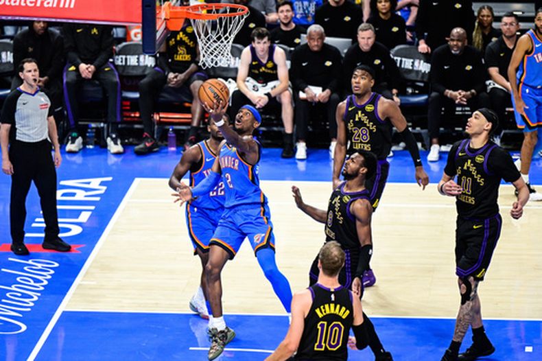 Shai Gilgeous-Alexander, del Thunder de Oklahoma City, dispara en el partido del jueves 2 de abril de 2026, ante los Lakers de Los Ángeles (AP Foto/Gerald Leong)