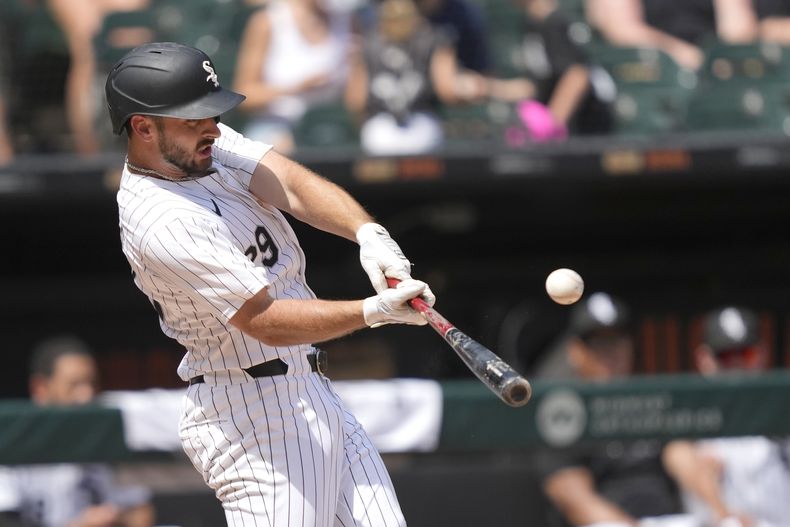 Paul DeJong de los Medias Blancas de Chicago batea un jonrón de dos carreras frente al abridor de los Rockies de Colorado Cal Quantrill en la sexta entrada del duelo del sábado 29 de junio del 2024. (AP Foto/Charles Rex Arbogast)