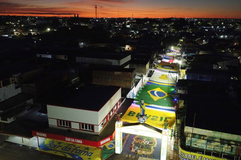 Una calle decorada al amanecer mientras los residentes se preparan para ver el partido del Mundial entre Brasil y Marruecos, el sábado 13 de junio de 2026, en Manaos, Brasil. (AP Foto/Edmar Barros)