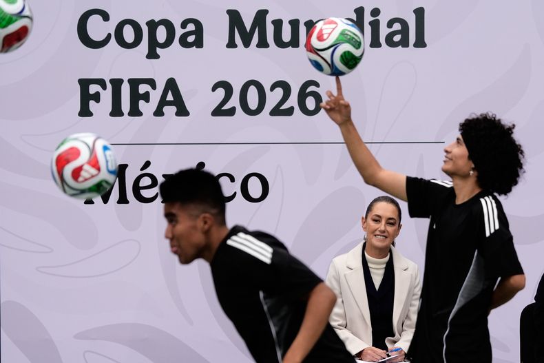 La presidenta mexicana Claudia Sheinbaum observa una presentación con el balón del Mundial 2026 durante una rueda de prensa, el lunes 10 de noviembre de 2025, en la Ciudad de México. (AP Foto/Marco Ugarte)