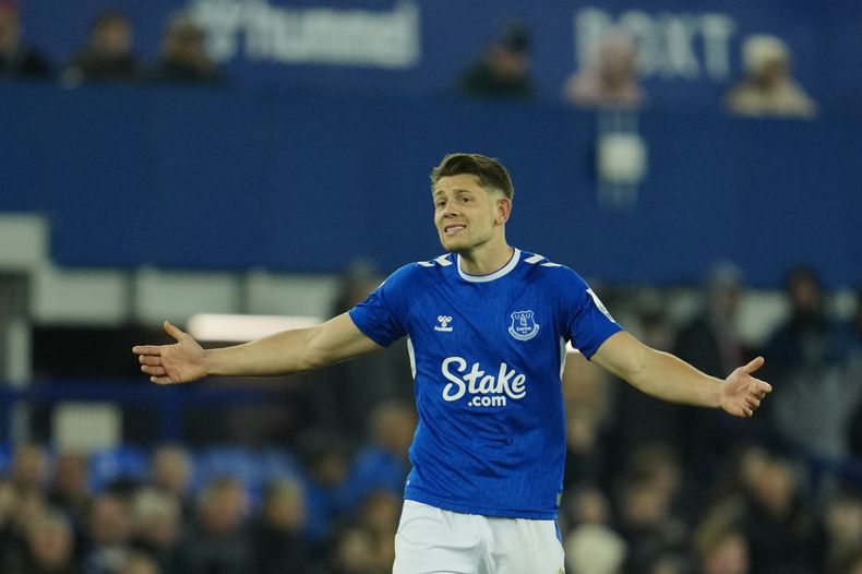 James Tarkowski del Everton reacciona tras el cuarto gol del Newcastle en el encuentro de la Liga Premier el jueves 27 de abril del 2023. (AP Foto/Jon Super)