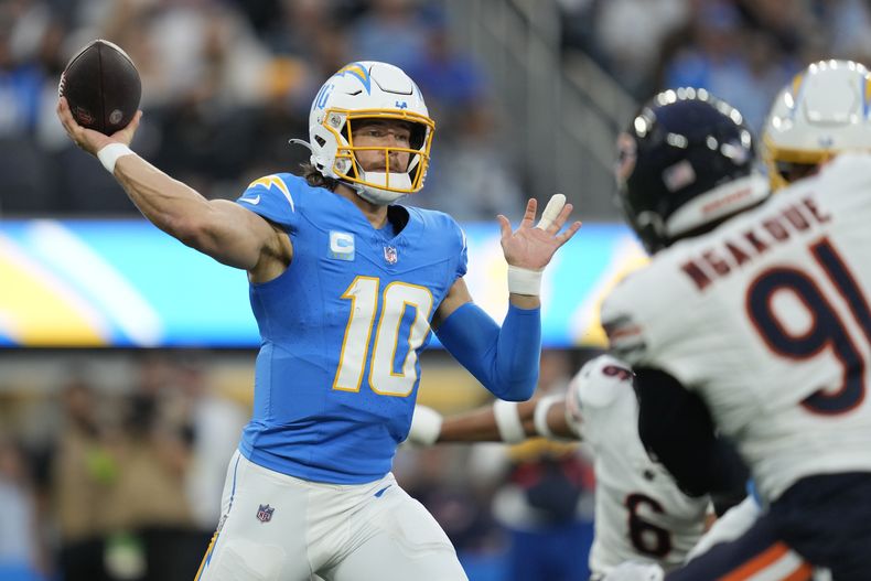 El quarterback de los Chargers de Los Ángeles Justin Herbert lanza un pase en el encuentro ante los Bears de Chicago el domingo 29 de octubre del 2023. (AP Foto/Ashley Landis)