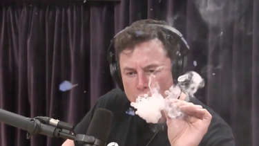 elon musk aparece fumando marihuana y las acciones de tesla se desploman 10%