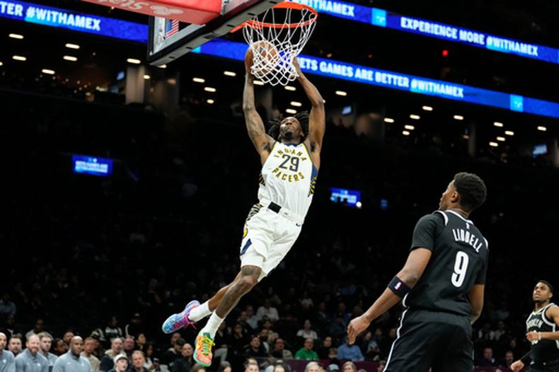 Quenton Jackson, de los Pacers de Indiana, logra una volcada ante los Nets de Brooklyn, en el encuentro del jueves 9 de abril de 2026 (AP Foto/Yuki Iwamura)