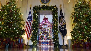 Árboles navideños lucen en el marco de la entrada del Pasillo Cruzado hacia el Salón Azul de la Casa Blanca, en Washington, el lunes 2 de diciembre de 2024. (AP Foto/Susan Walsh)
