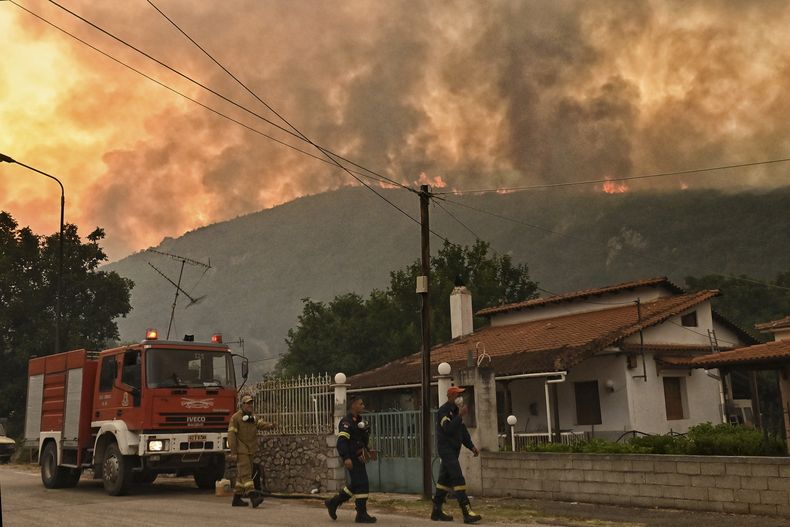 Un gran incendio forestal arde en la aldea de Karteri, cerca de Corinto, al oeste de Atenas, Grecia, el martes 22 de julio de 2025. (AP Foto/Vasilis Psomas)