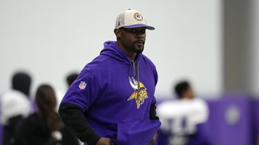 ARCHIVO - El coordinador defensivo de los Vikings de Minnesota, Brian Flores, está en el campo durante un entrenamiento de fútbol americano de la NFL en Eagan, Minnesota, el 30 de octubre de 2024. (AP Photo/Abbie Parr, Archivo)