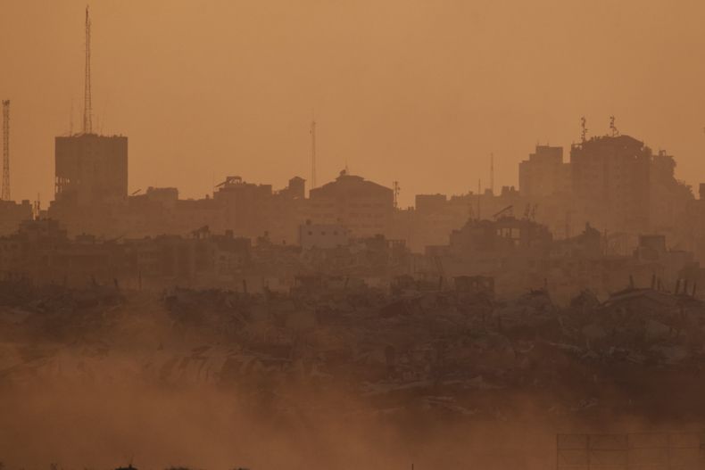 Edificios destruidos por ataques del ejército israelí contra la Franja de Gaza, vistos desde el sur de Israel, el jueves 7 de agosto de 2025. (AP Foto/Leo Correa)