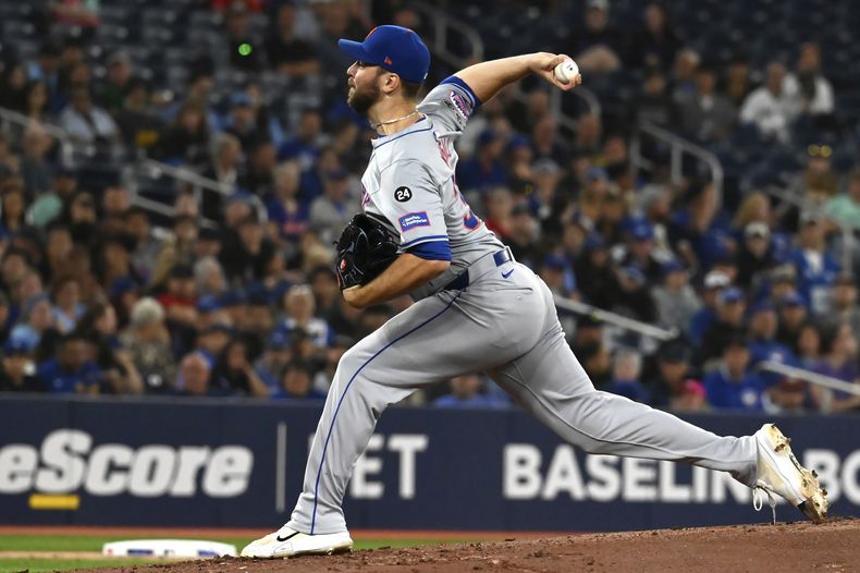 El abridor de los Mets de Nueva York Tylor Megill lanza en la primera entrada ante los Azulejos de Toronto el lunes 9 de septiembre del 2024. (Jon Blacker/The Canadian Press via AP)