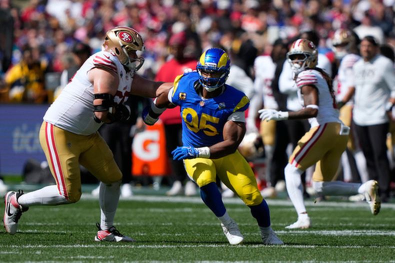 El liniero defensivo de los Rams de Los Ángeles, Myles Garrett (95), intenta superar al tackle ofensivo de los 49ers de San Francisco, Colton McKivitz (izquierda), en la primera mitad de un partido de fútbol americano de la NFL en Melbourne, Australia, el 11 de septiembre de 2026. (Foto AP/Doug Benc, Archivo)