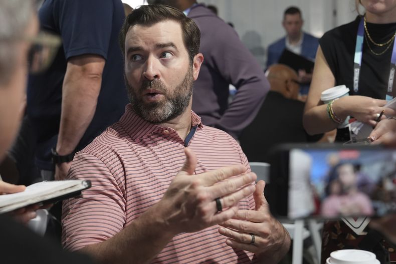 Brian Callahan, entrenador en jefe de los Titans de Tennessee, es entrevistado en las reuniones anuales de la NFL el lunes 31 de marzo de 2025, en Palm Beach, Florida. (AP Foto/Lynne Sladky)