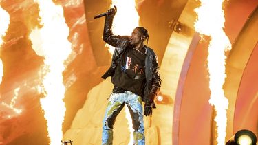 ARCHIVO - Travis Scott durante su presentación en el Festival Astroworld en Houston, el 5 de noviembre de 2021. Un juez de Texas escuchará el lunes 15 de abril de 2024 los argumentos sobre la solicitud de la estrella del rap Travis Scott de desestimar una demanda por el festival mortal Astroworld. (Foto Amy Harris/Invision/AP, archivo)