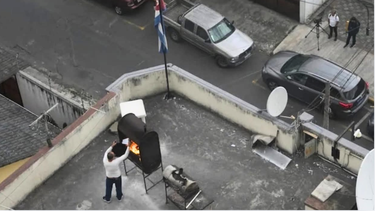 video: funcionarios de la embajada de cuba en quito queman documentos tras orden de expulsion