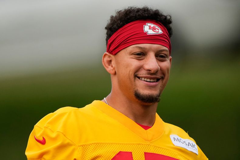 El quarterback de los Chiefs de Kansas City, Patrick Mahomes (15), llega al campamento de entrenamiento de fútbol americano el viernes 31 de julio de 2026, en St. Joseph, Misuri. (Foto AP/Charlie Riedel)